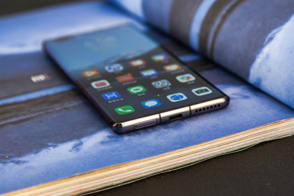 ��ΪMate40 Pro��������˫����������ƣ���Ҳ�ǽ�֮ǰ��Ʒ�������ĵط�����Ȼ���׺ܶ࣬��������Ȼ֧��IP68����ķ�ˮ������