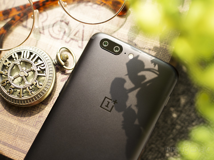 ����835��������8GB���ڴ桢128GB��洢���϶��ʺ��������ļ��͡�