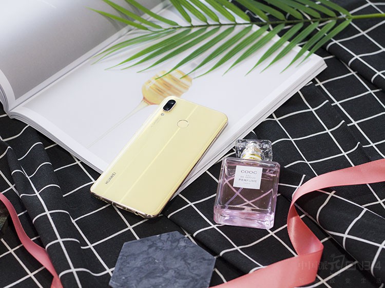 ��Ϊnova3�Ļ�����������Ź�������ƣ��˿�ӣ�ݽ����Ӫ��ḻ�Ĺ�ӰЧ�����ڲ�ͬ�Ĺ����£��Ӿ����沣�����ʵı任��ͨ͸��Ө��