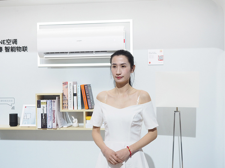 ��λС�������˴�ҹ���֮��Ů������˫�ֻ��ճ�90�㣬��С��֮���135�㣬�ǳ���׼��վ�ˡ�