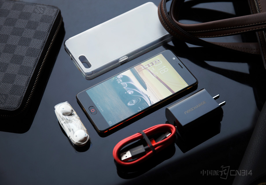 Ŭ����M2��һ�θ������û�һ����ϲ���ֻ�ƾ����ڵ���������ܵ���˿�ĺ������û�����ȫ����һ�廯�����������˸���ɫ���ճָС��ֻ�ӵ�г��ߵ���ռ�Ȳ��Ҳ��ü�խ�߿���ƣ��������ѵ��Ӿ����飬��ɫ��ǰ������˸о���Լ����ʧ���ȡ�