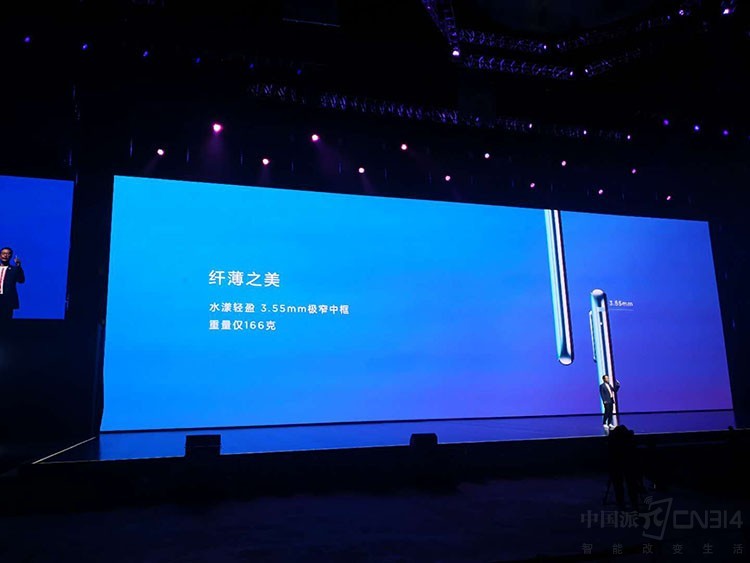 ��Ϊnova3����6.3Ӣ��19.5:9�ݺ����Ļ����ʾ���������ռ�ȳ��ߡ�����ʮ���˱����п��Ƚ�3.55mm����������166g��