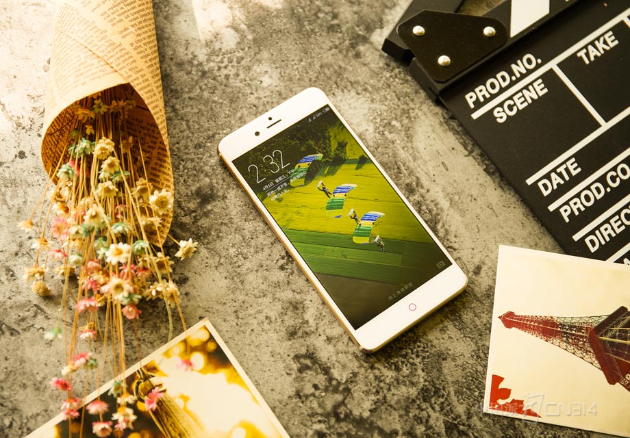 Ŭ����Z17mini����5.2Ӣ����Ļ����Գ�����5.5Ӣ���ֻ���˵Ҫ��΢����һ�㣬������ߴ�ǡǡ�Ǻܶ���������ͬ�Ļƽ�ߴ磡