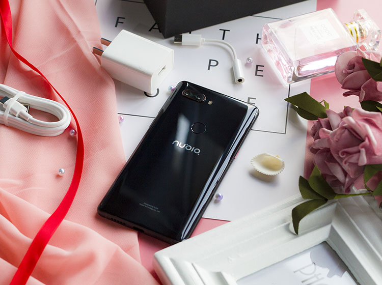 ��������˳���ϸ�׹⴦���� 4 ����3D�������ָзǳ��������������˿�ָ�ƶ�Ĥ����ʹ�Ǽ�ҹ�ڵ���ɫҲ��������������һ�����ģ�