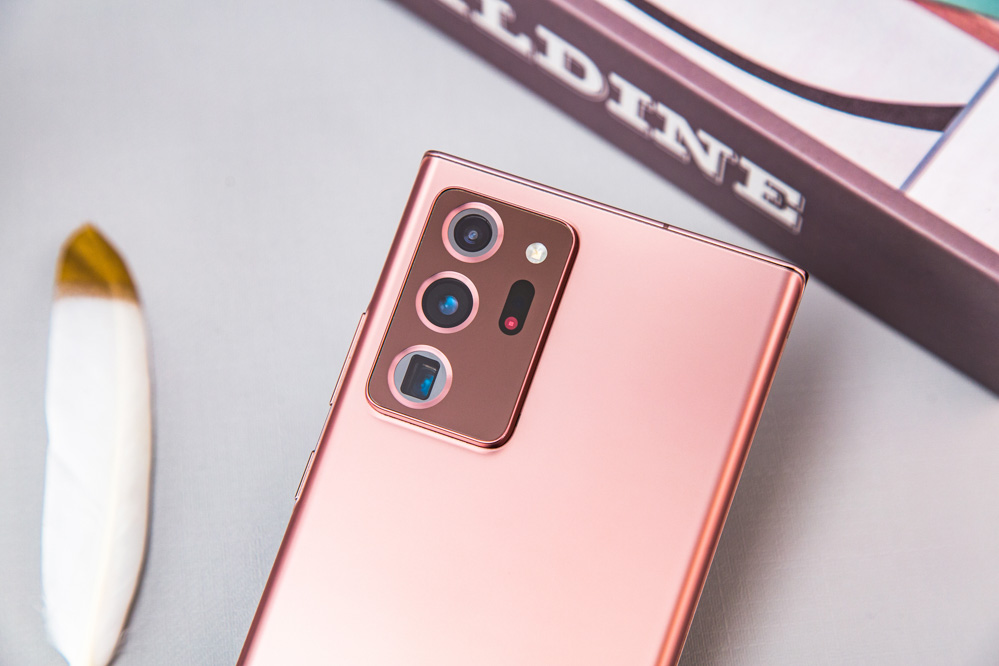 ����ͷ�����������Ͻǣ������˾�������ģ����ƣ���ΪǱ��ʽ��ͷ��ռ�ռ䣬����͹�����Ƚ����ԣ�����Ǳ��ʽ��ͷ1200�����أ�֧��5���佹��50�����ֱ佹������Ǿ�ͷ1200�����أ�����1.08�����أ�Ҳ��һ���Ĺ�ǣ����ģ�黹��һ������AF�������������������ճ������ʺ������ٶȡ�