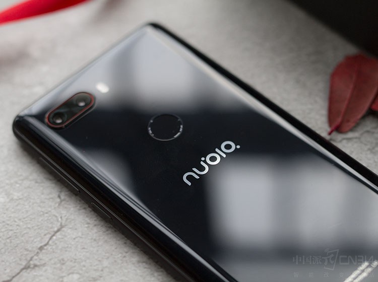 Ӳ�������ϣ�Ŭ����Z18��������845����������ӵ��8GB+128GB������ڴ����ã�����ǿ�����������������Ϸ����Ӧ�֡�