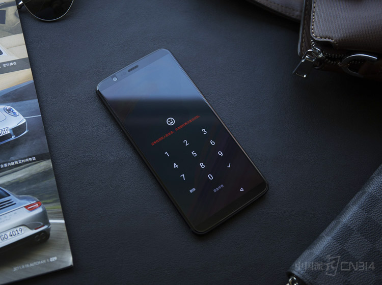 һ��5T֧�����еġ��沿ʶ�𡱣�����AI������ʶ���㷨����128������ֵ��������ƥ�䣬�����ٶȽ���0.4�롣��˵���������ҵ�������沿ʶ��