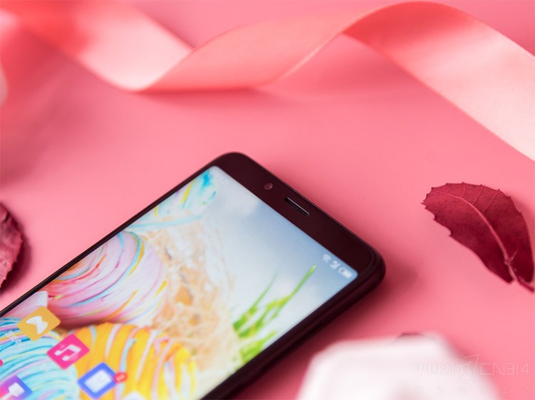 �ֻ��������Կɼ��Ŀ��׽���ǰ������ͷ�Լ���Ͳ����ǰ������ͷΪ800�����أ�֧��ʵʱ���գ����������ջ������������£���Ļ���Զ����⹦�ܿ��Ե���������硣