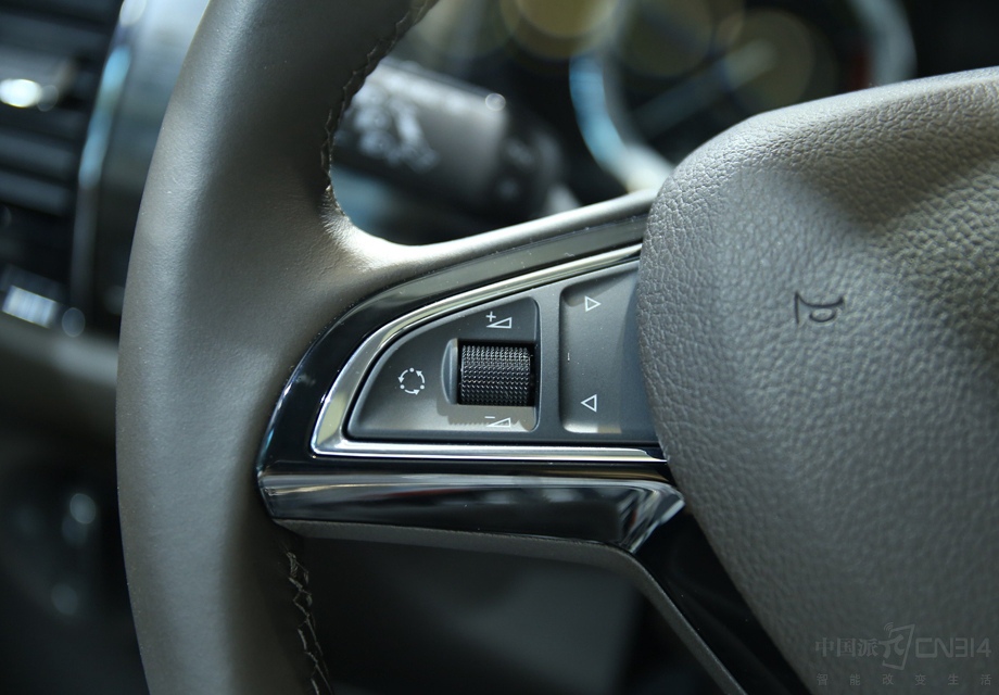 �������һ����ڵ�Ӱ�ӣ����忴��ȥ�ܾӼ�ʵ�á�