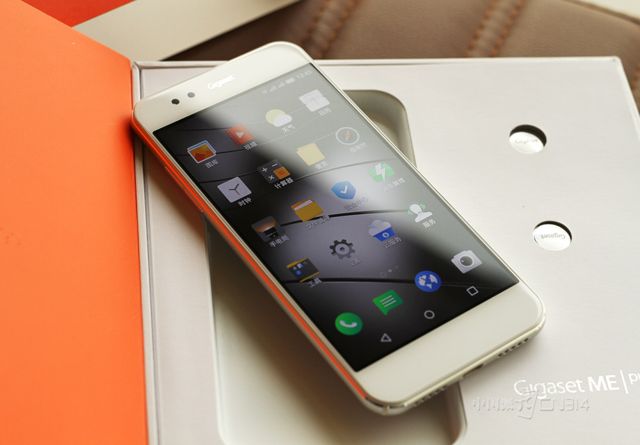 Gigaset���Me pure��˵û�в���ǰ��λ�ϴ������˫2.5D����+�����п�ľ�����ϣ�������ʩ�ӵ�ȫ��������������������л����ָж��൱����������2.5D����������+����ϸ��Ľ����ʸУ��ܵ������ָ�ˬ���ˡ�