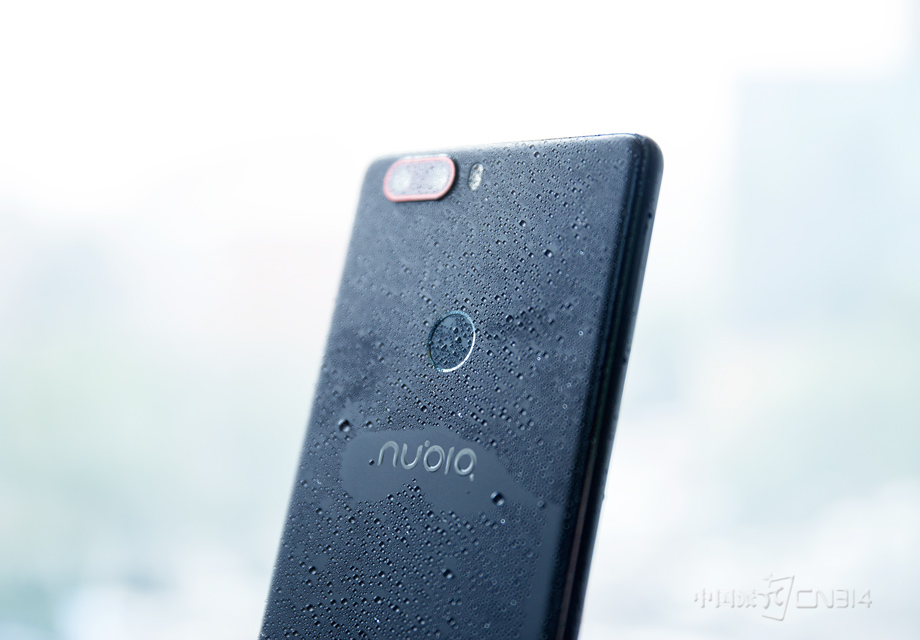 Ŭ����Z17������(8GB+128GB)����3999Ԫ���ڽ��(6GB+128GB)����3399Ԫ����׼��(6GB+64GB)����Ϊ2799Ԫ���м��������ڽ���ʯ�ڡ����ս������Ȳ�ͬ��ɫ�Թ��û���ѡ��