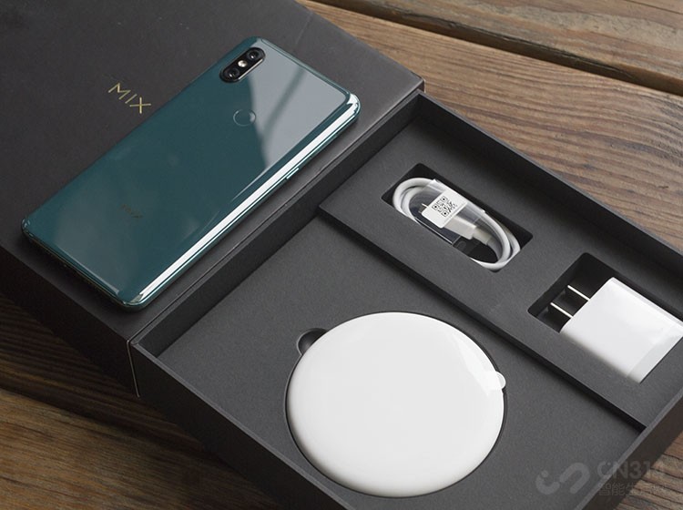 ���ǻ����Կ�������װ���ṩ��һ�����߳������������ΪС��MIX 3֧�����߳�繦�ܡ����⣬��װ��Ҳ�ṩ�������ߺͳ���ߵ������