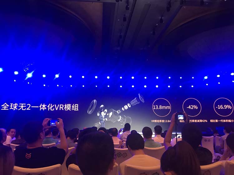 �˴��𺳷�����V10S��V11S����VRȫ�������ֻ���������ȫ����������С��һ�廯�ֻ�VRȫ����ͷģ�飬��Ƚ���13.8mm����ȴ���VR�ֻ�һ��VR��ͷģ��23.8 mm�ĺ�ȣ�������С��42%��Ϊȫ����С��VRȫ����ͷģ�顣