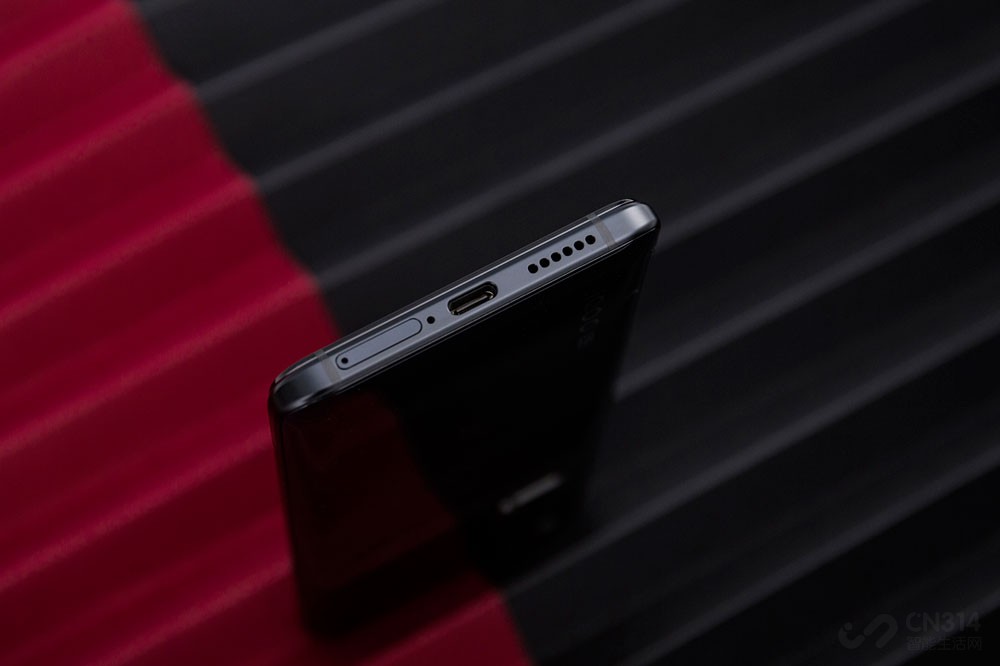 �ײ����Ǻܳ���������ˣ�ͨ����˷硢��������USB Type-C�ӿ���SIM����ۡ�