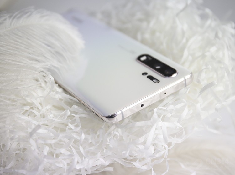 �ܵ���˵����ΪP30ϵ�������ܡ���ۡ���Ӱ���淨���൱��ɫ���ֻ�������������Ӱ���������ͣ���Ҳ���콢�����е����ԡ��ֻ���ӰҲ�Ǹû������������㣬�û��״�ʵ�����������Ѽ���10����ϱ佹�������ܹ������˱��Ļ�����ȡ���������һ��������ʮ��Ļ��ͣ��������򡱿��²�����õı��