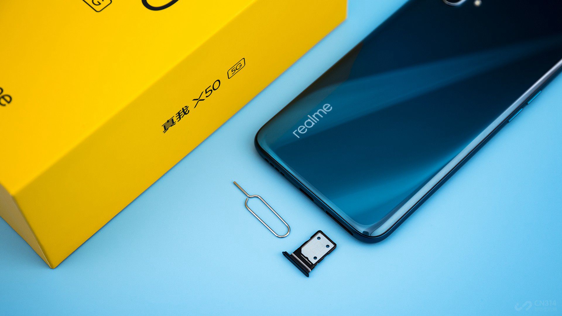 realme����X50��������ǲ����˼���ʽ����765G 5GоƬ��֧��NSA��SA˫ģ����������n1��n41��n78��n79����Ƶ�Σ����ݹ���������Ӫ�̣����Դ�����Ϊ���Ƶ�5G���������顣