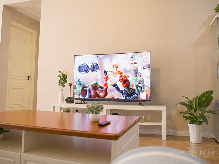 �¹�ʱ��9��1�գ�TCL��IFA��չ���Ƴ���C5�����������ӣ�����Ʒ���ж��������ĸ��Ի��£���Ϊ��������Ұ��Զ�������������׷��Ʒ�ʵ���������Ķ�����Ⱥ���������һ���Ʒ��Ҳ�Ǵ˴�TCLչ̨��һ�����ǲ�Ʒ��