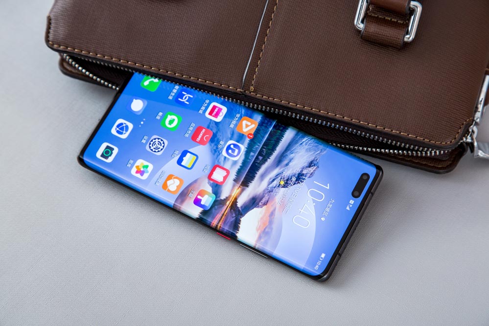 ��ΪMate40 Pro���ڿ���˫�㣬һ��1300�����س���֪������������ͷ��һ��3D�������ͷ�����ǰ����û�ʵ��3D����������AI���ղٿصȹ��ܡ�