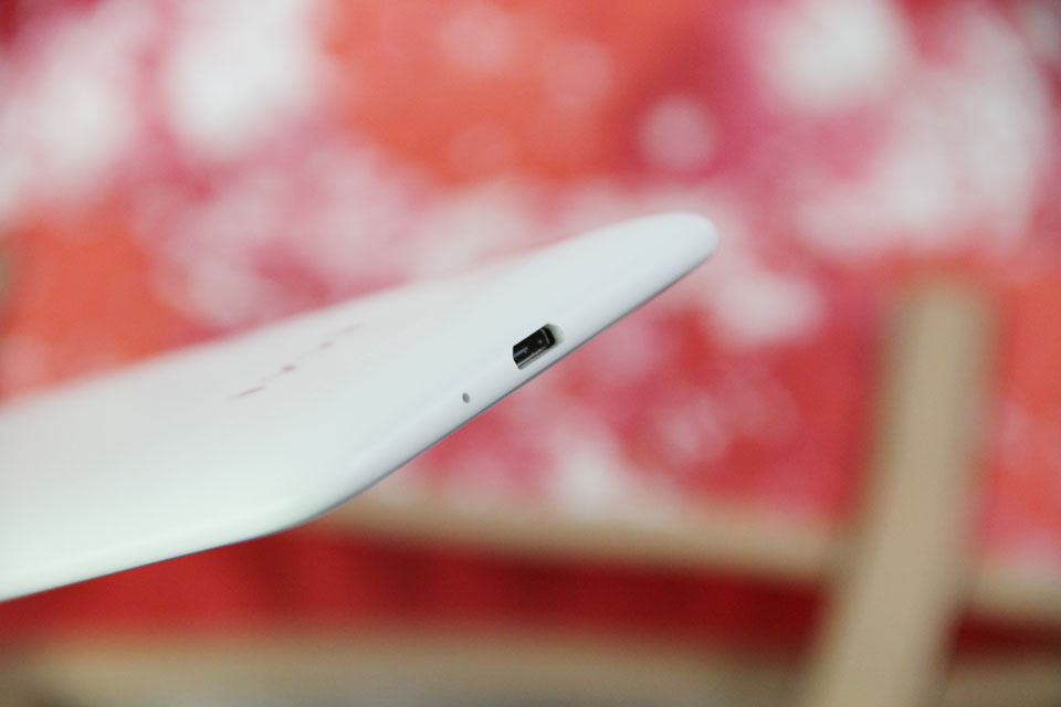 �ײ�ΪMicro-USB���ݽӿڡ�