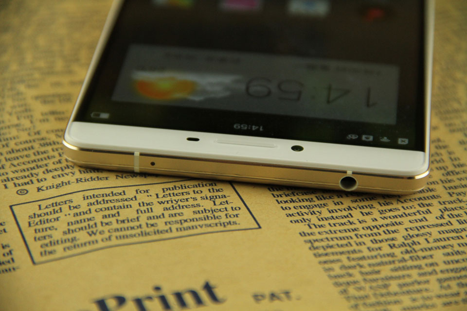 ��������Ϊ3.5mm�ı�׼������ڣ���һ���ǽ�����˷硣