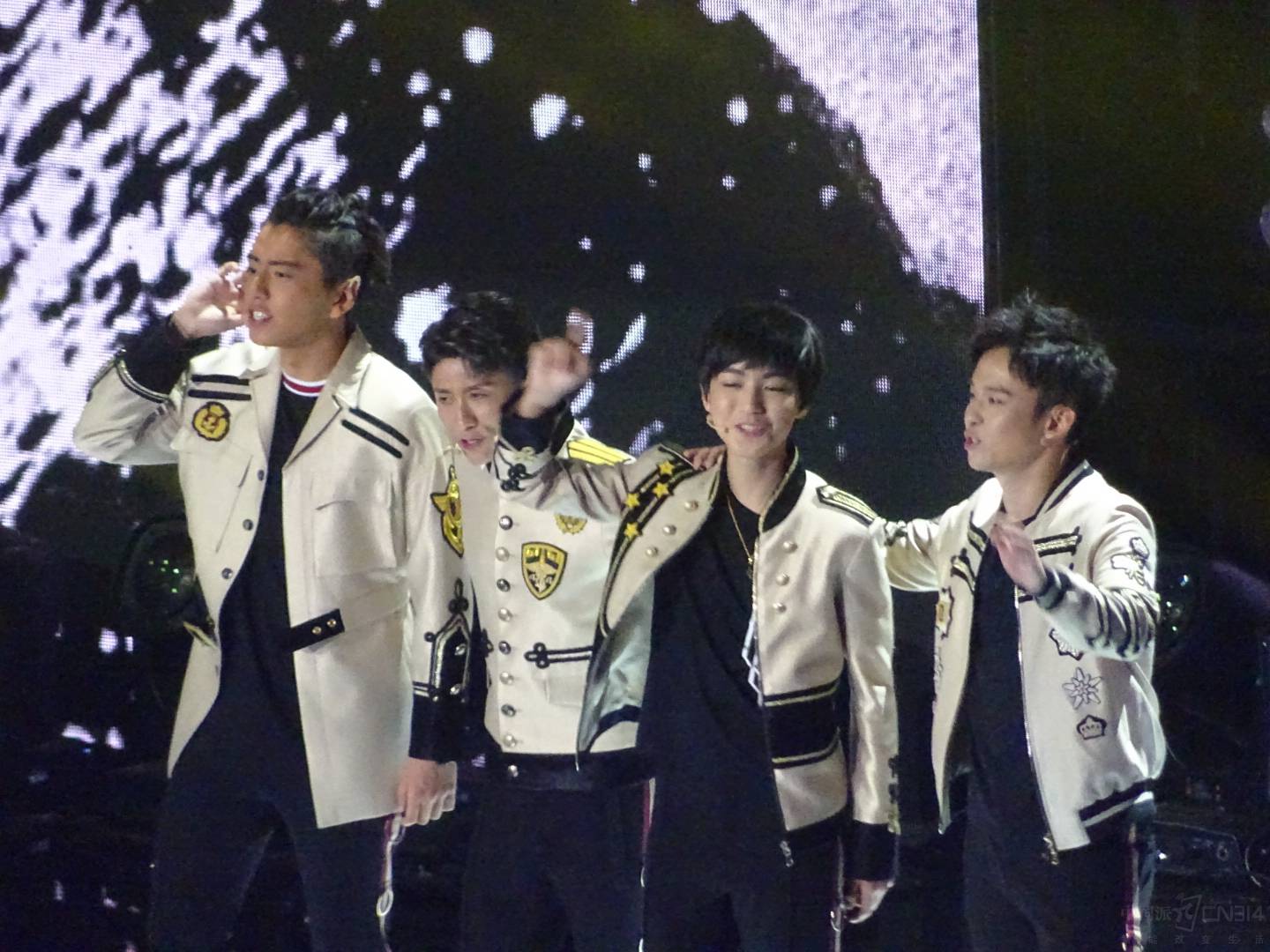 �ڡ����������֡������У�֣�������ΰ��������½�����ӽ�PK��һɽ��������������ϣ��