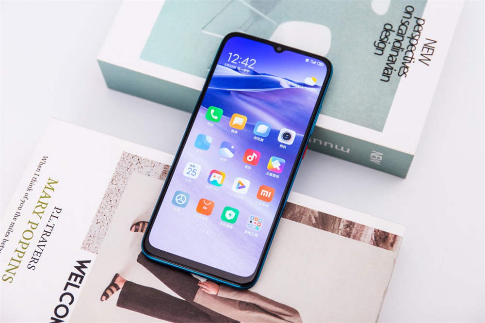 ��Ϊһ���ж˻��ͣ�10X���������6.57Ӣ���ˮ������ƣ���Ļ���������ǵ�AMOLED��Ļ��RedmiΪ���䱸����Ļָ�ƽ���������Ϩ���Լ���ɫģʽ2.0�ȹ��ܡ�