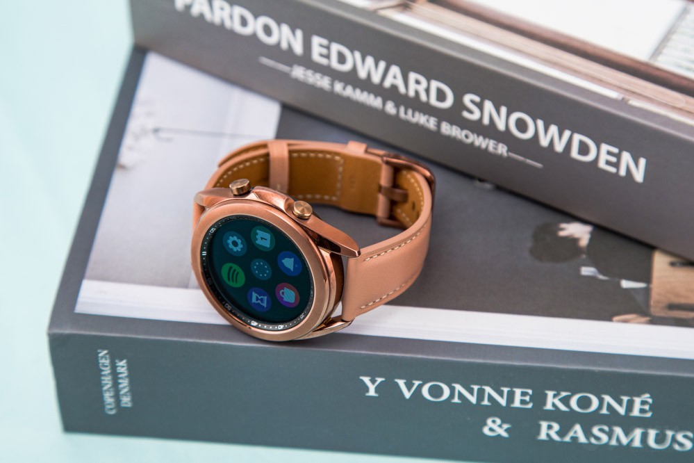 �ۼ۷��棬����Galaxy Watch 3���ۼ�Ϊ2999Ԫ�������ƻ��������Apple Watch Series 6����Ե�һЩ������λ���࣬�����˶����ó������ǵľ�����Ƕ��־���ƻ����ƻ��Ҳ�������ǽ��棬��Ϊ��׿��Ӫ��õ������ֱ�֮һ������Galaxy Watch 3��Apple Watch��һս֮����