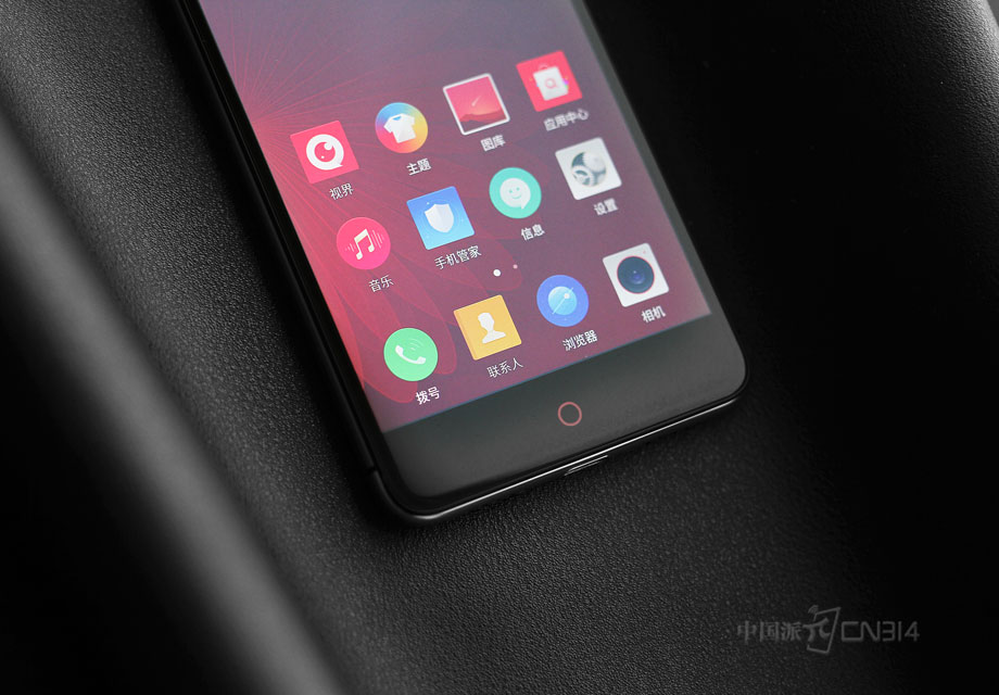 ��ɫСԲȦ�䱸����ƣ����յ�֪ͨʱ����ֺ����Ƶ�Ч��������С��Ȧ���������������ص�СԲ�㣬�Դ���ʵ�ֲ˵����ͷ��ؼ��Ĺ��ܣ����ܹ������������ɵ�����