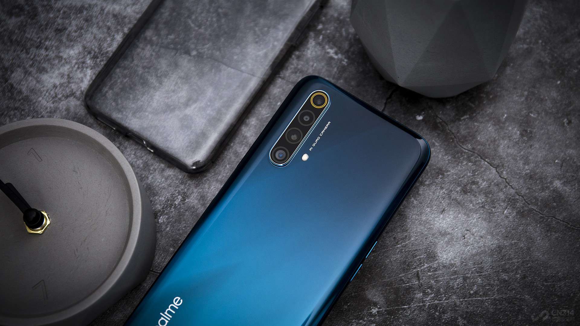 ��ͬʱ��realme X50Ҳ��һ���ɫ����Ӱ�ֻ�������������6400����������ͷ��800�����س���Ǿ�ͷ��1200�����س�����ͷ��200�����ؾ��ͷ��ɣ������ء���ǡ��������������ˣ����⻹��UIS��Ƶ�������������������ȶ�����ƵЧ������V-LOG�����ۡ�