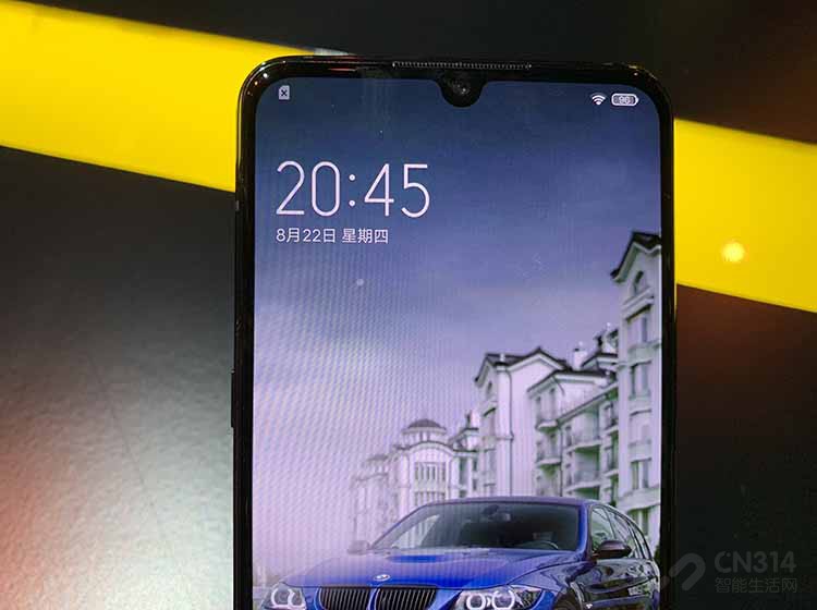 ���������6.41Ӣ���Super AMOLED��Ļ������Ϊˮ������ƣ������ϴ���Ʒ����������һֱ���������ռ�ȴ�ﵽ91.7%����Ļָ��ʶ�𷽰���Ч��������ϴ�Ҳ�����Ե���������̬��Χ��ʶ�������Լ����ⳡ��ʶ���ʶ�������������