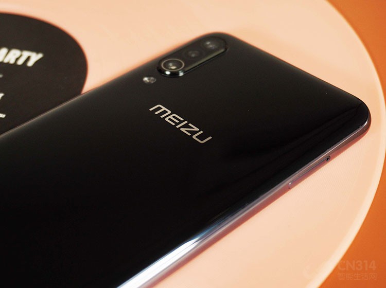 ���÷�������ȫϵ����6GB RAM��ͬʱ64GB ROM�𲽡�128GB ROM�ⶥ�������������Ǻܸߵ����ã����Ըû��Ķ�λ�����������Ի��ǿ��Ա�֤�ġ�