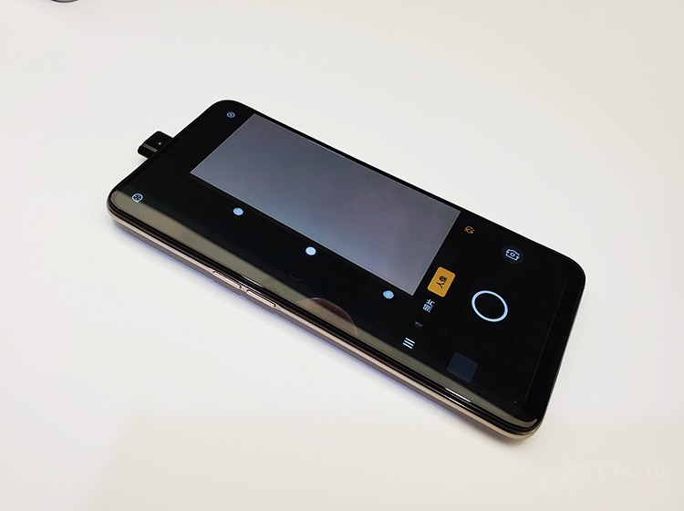 ��Ȼ���û��������ľ�������ʽ���ľ�ͷ�ˣ���Ҳ����һ��λ�������еĲ�����һ��ƵĻ��͡���˵���Ź��յ�������������Ƶĳɱ����˺ܶ࣬��realme X�����Եú����ġ�������ϡΪ�󡱣�Ӧ������Ŀǰ2000Ԫ�����š��ж˻��͵������ˡ�