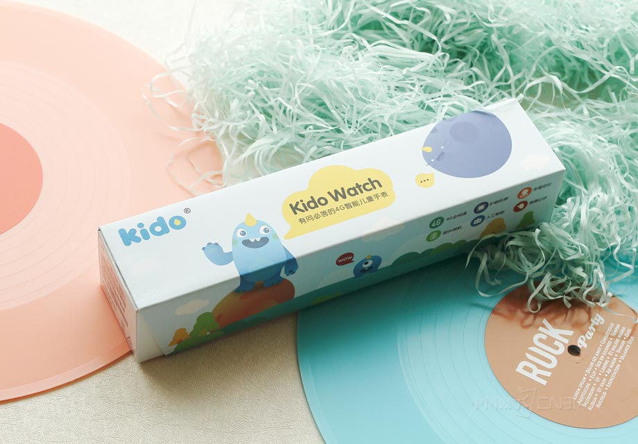 ����KidoWatch��ͯ�����ֱ��İ�װ�ǳ�С���£���ɫ����ɫ���ϣ��ǳ���˳�ۡ�