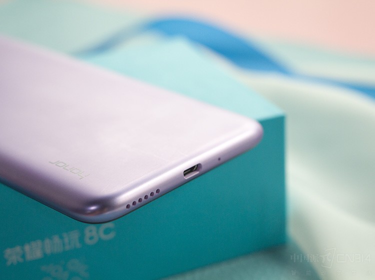 ��ҫ����8C����4GB�˴棬�ṩ64GB����ռ䣬�����ճ���������´����ࡣ4000mAh���������ĵ�ش������������������ƶ���߶��ָУ����������ڵ����Ż�����ͬ������ƣ��۸��1099Ԫ�������ͬ��λ�ֻ��и��߾�������