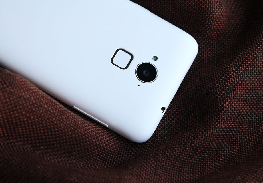 �������ָ��ʶ��ģ�飬����ÿ����̲��Ŵ��ǻۡ��䲻����ӵ�н������������߱���ѧϰʶ���ܣ���һ����ǿ�˴���Note3ָ��ʶ���ܵĿɿ��ԡ�����֮�⣬���߱�0.5�������ָ�ƿ��ġ�Ϩ������App��ָ��֧����һ���첦��ָ��֧����Χ��ָ�ơ���˽����ݵĹ��ܡ�