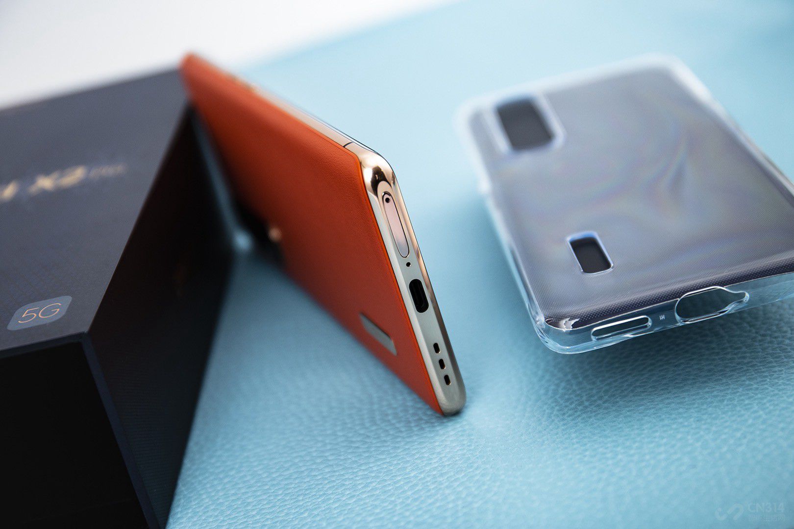 Find X2 Pro����������˶��Ƶ�����IMX689����������λ�������1.12��m��֧�������ĺ�һ�����⣬����֧��˫ԶʤISO��λ�����л����ڰ����Լ���ҹ�����ĳ�����������Ƭ��ȫ����Ȧ��Խϼ������԰����ֻ���߶Խ����ֺ͸й�������������������ÿһ������˲�䡣