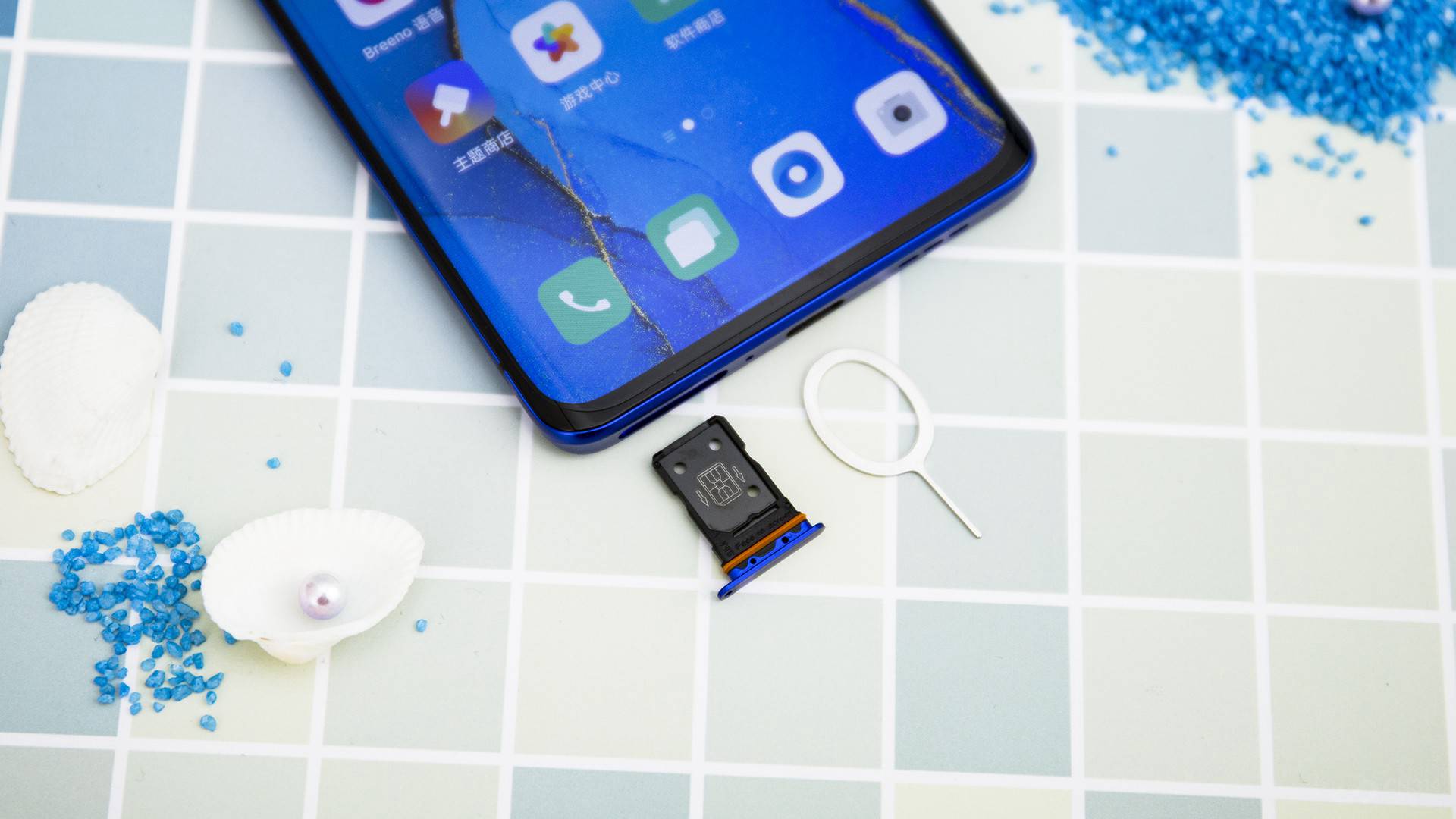 OPPO Reno3 Pro��������X52�����ĸ�ͨ����765GоƬ��֧��NSA/SA˫ģ5G��������5G���������ɻ���оƬ�ŵ���Ǽ�С���ڲ��ռ��Լ����ġ�