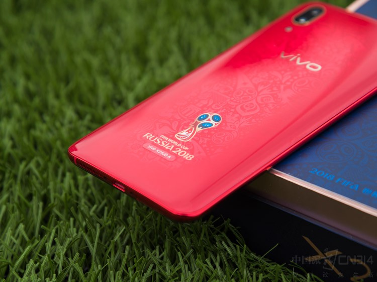 ���ɫ�Ļ�΢��������ɫ�ĵ��Ƶ��У�����û���Ե�ͻأ������Ϊ��ɫ�Ļ��������˵�׺��