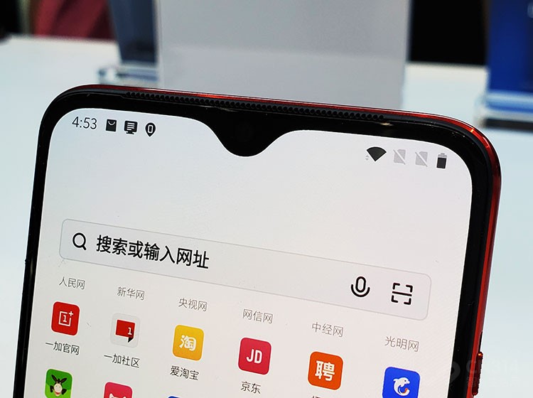 һ��7ӵ��6.41Ӣ��ˮ�������ֱ���Ϊ2340*1080������������855�����������12GB�ڴ棬ȫϵ����UFS 3.0���棬�ټ���3700mAh��أ��Լ�˫��������������֧�ֶű�ȫ���������ԣ���Ϊһ������855���Ͷ��������൱������