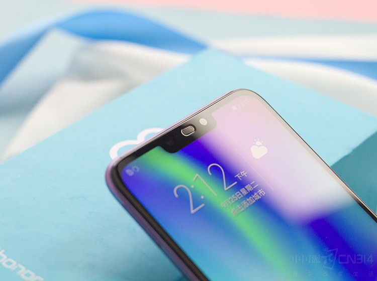 ������Ļ��6.26Ӣ��Ĵ���Ҳ�ܳ��չ�ֳ����׵���ʾЧ���������������˴�����������ͷ����Ͳ���ڲػ���LED֪ͨ�ƣ����ṩ�������õ�ǰ�����ơ�