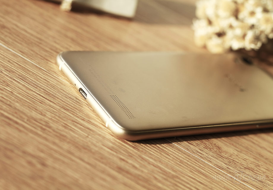 �ײ����Ǵ�ͳ��USB�ӿڡ�