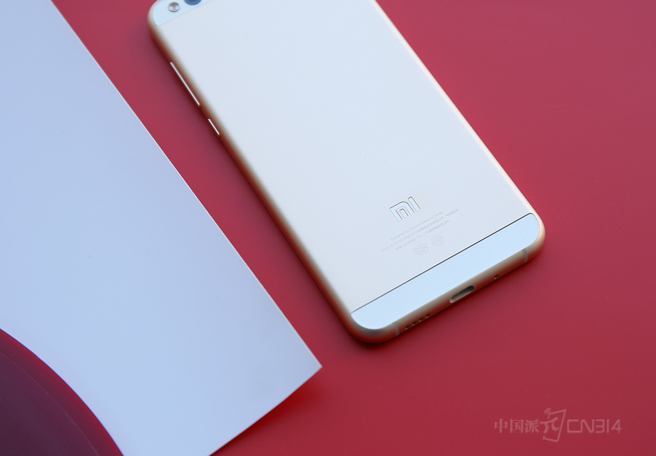 ��Ϊһ����Ļ�ߴ�Ϊ5.15Ӣ��Ļ��ͣ������ߴ绹�ǱȽϺ����ģ���ΧΪ144.38��69.68��7.09mm������Ϊ135g��