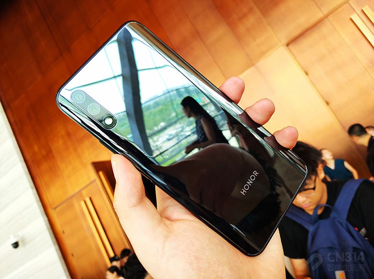 ����Ӳ�����棬����810��ʵ����nova5��ԤԼ�����ܺܺõĳ��֣�����810�ǻ�Ϊ�ڶ���7nm�Ƴ̵Ĵ�����������������980���������2����ƵΪ2.27GHz��A76��ˣ�6����ƵΪ1.88GHz��A55С�ˣ�������810�����ܺ���Ч�����ϸ��ӳ�ɫ��