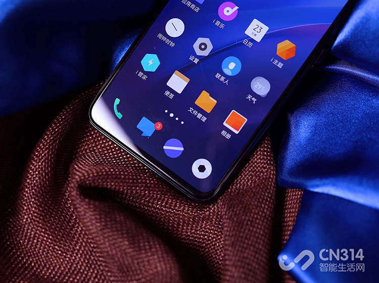 ����Ӳ���ϣ�iQOO Pro 5G������һ�Ÿ�ͨ����855+����������Ƶ�ߴ�2.96GHz������������ͨ����Ҹ�ͨX50���ƽ����ʵ��5G���ӣ����⣬����Ӳ��������Ҳȫϵ�䱸UFS 3.0���������Լ�8GB/12GB�����ڴ棬���֧��256GB�洢�ռ䣬���ܱ��ּ�Ϊǿ�������ۡ�