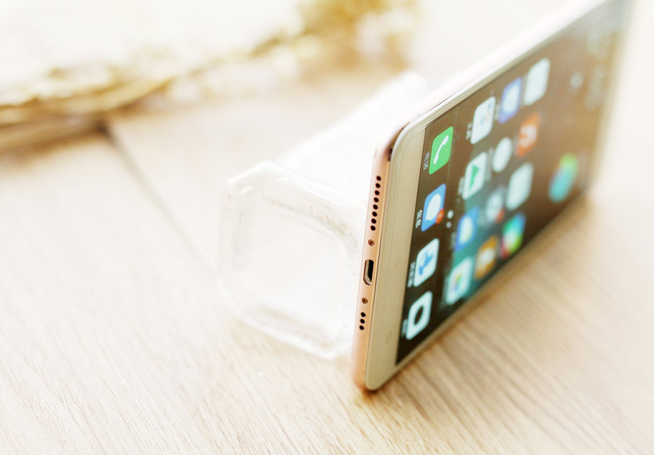 �����ײ����õ���������ƣ�����Ϊ���չ�ǿ��֢�û�����������Ҳ������һ������˿�λ���м��Ƕ��������Micro USB��ڡ�������Ի�����������