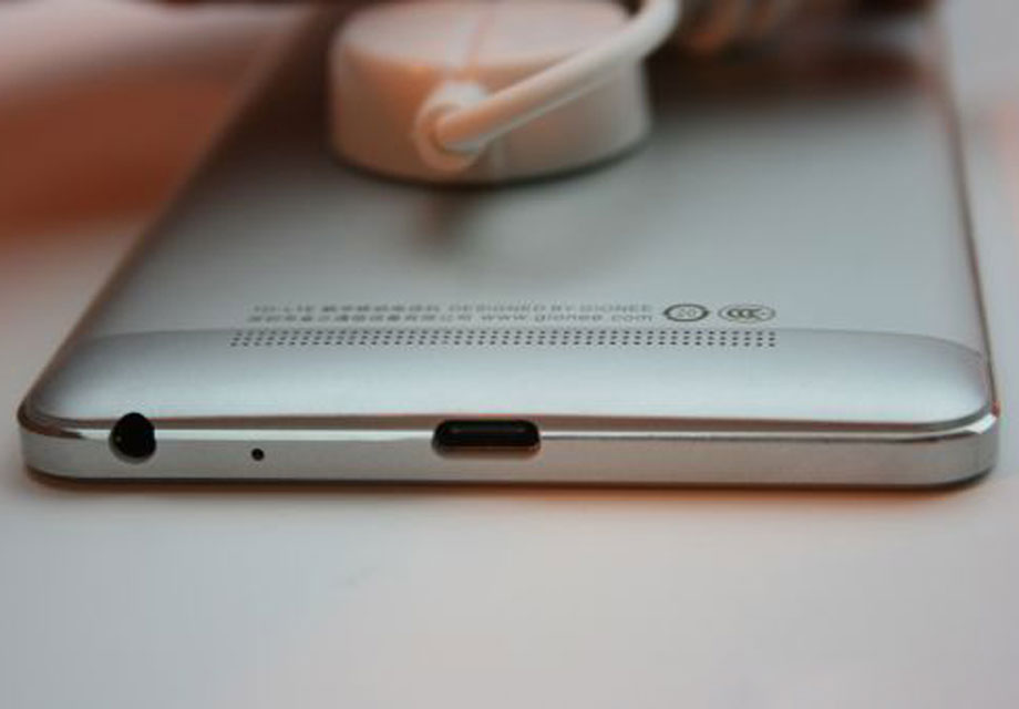 ����M5 Plus�Ķ����ӿں�USB�ӿ����ֻ��ĵײ������ñ�׼��3.5mm�����ӿڣ�������Կ�������M5 Plus����USB Type-C�ӿڣ�USB Type-C�ӿ�ӵ�и��ߵ����ݴ����ٶȡ�