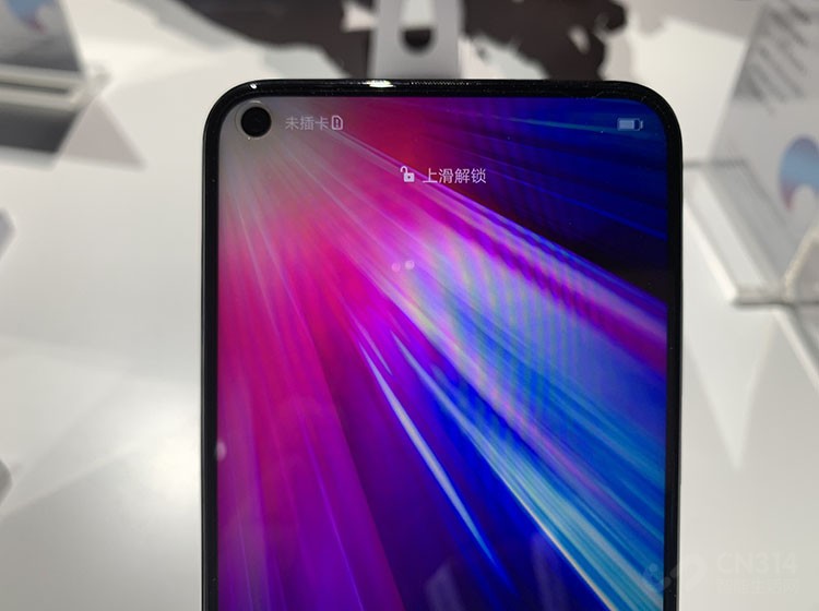   ��ä�ס������ǽ�����ͷ������Ļ�ڵı�������棬û�д�����Һ���㣬ʵ����4.5mm�ļ�С�Ŀ׾���ͬʱ��������5��߾��ȵ㽺�͸����µ���װ���գ�������ͷ�ܱߵĺڱ߸�խ��