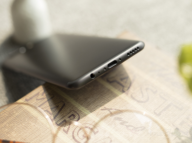 �ײ���Ȼ�������ӣ�3.5mm�����ף���˷磬USB Type-C��ڣ���������ֵ��ע�����OnePlus��û�и����ǹ�ȡ�������׵ķ磬˵�����ͣ��Ͳ����ͣ�