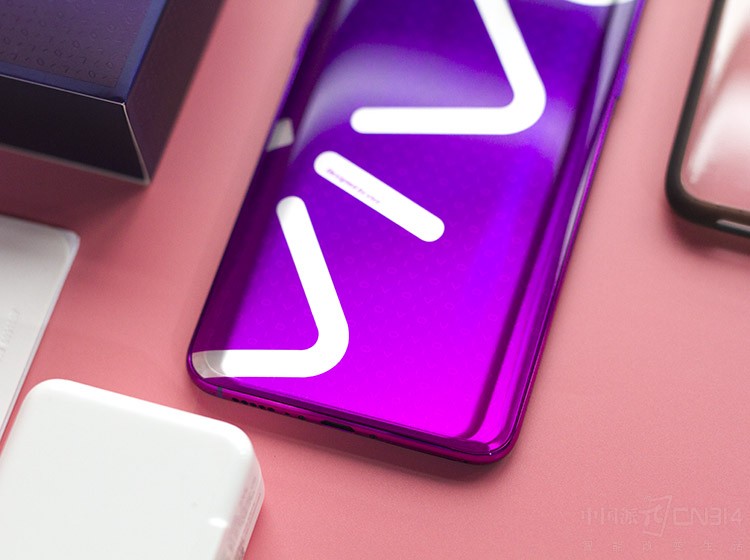 ��ɫһ����˵�������������ޣ�������Ӱ�任��VIVO���ĸ���ĸ�����һ�𣬷ǳ��ʺϳ���ʱ����Ⱥ�����չʾ��vivo����ʱ��Ʒ�Ƶ���ӡ��