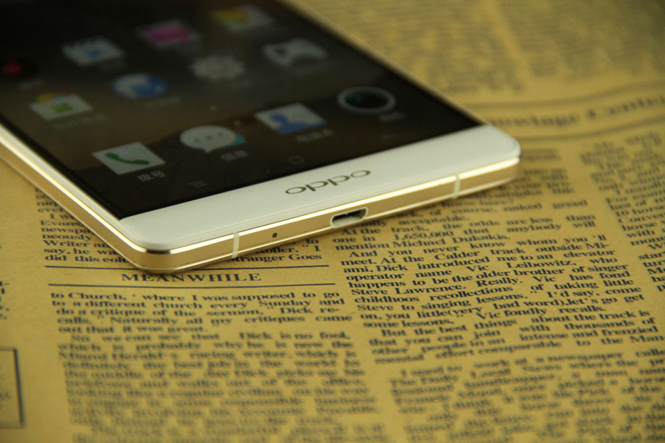 �����ײ��м���MicroUSB��ڣ��ܹ����������п������������Ե��źŸ��ϡ�